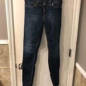 Dark wash Skinny Silver Suki jeans. Size 28/31